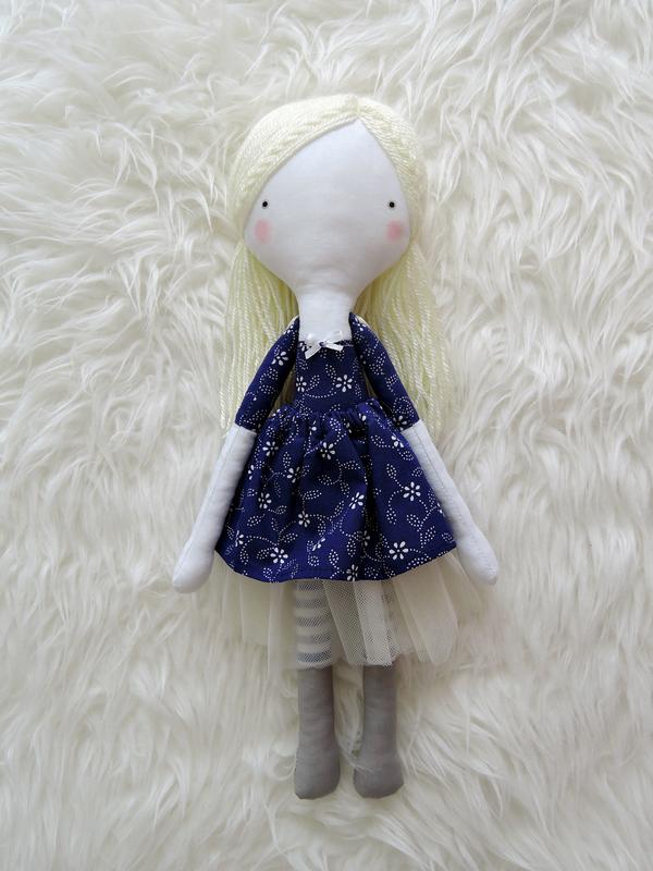 Autorská bábika v modrotlačových šatôčkach