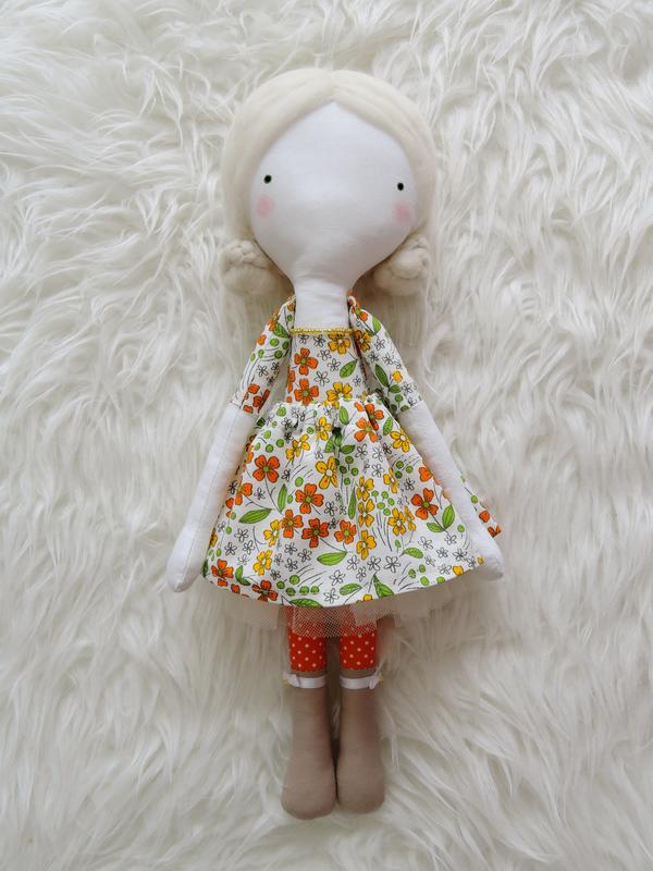 Autorská bábika v kvetinových šatách