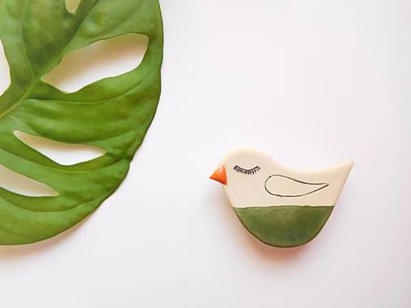 Keramická brošňa - zelený vtáčik