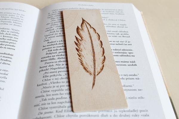 Drevená záložka - pierko