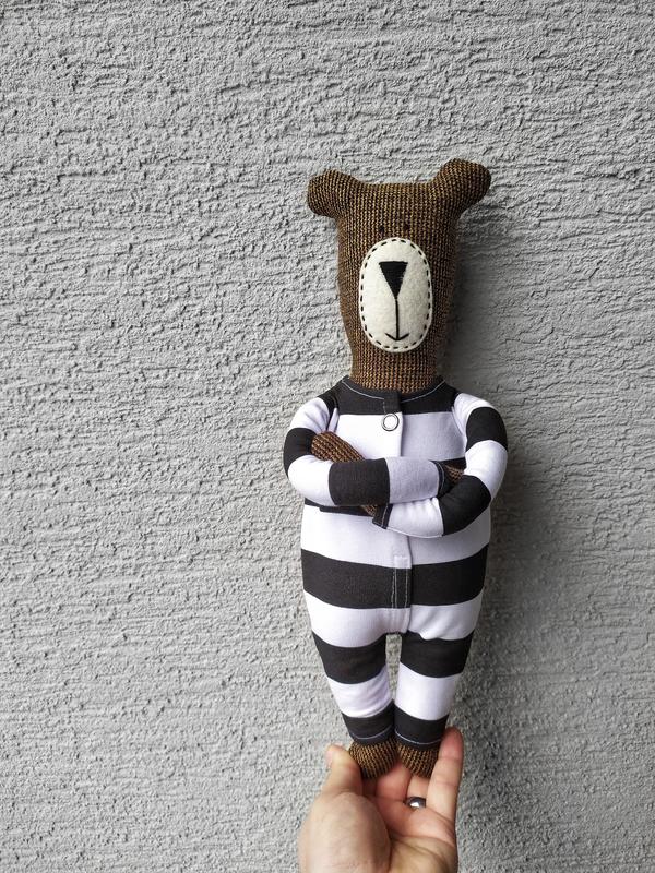Medvedík v pásikavom pyžamku