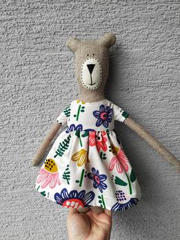 Medvedík v kvetinových šatách thumb
