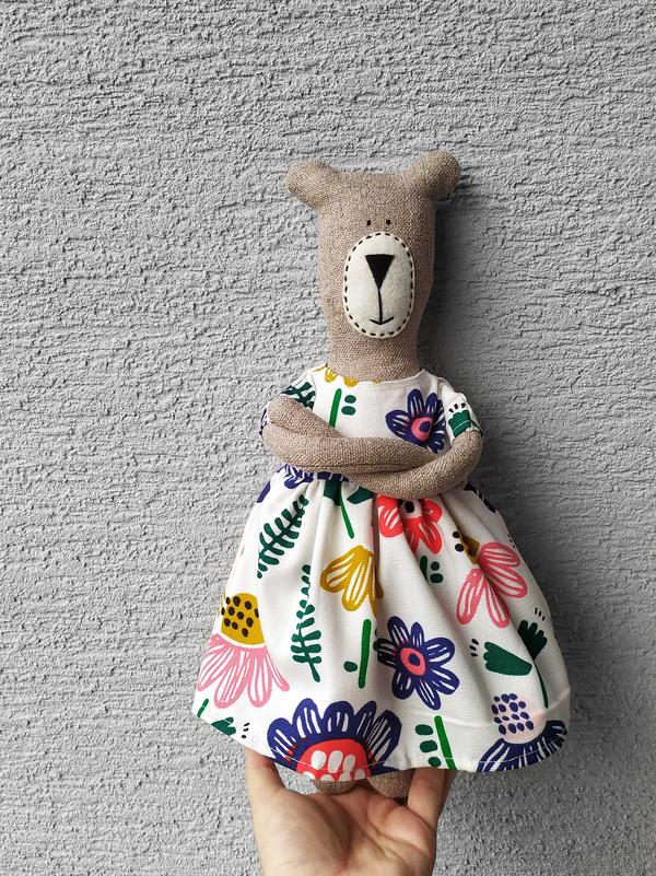Medvedík v kvetinových šatách