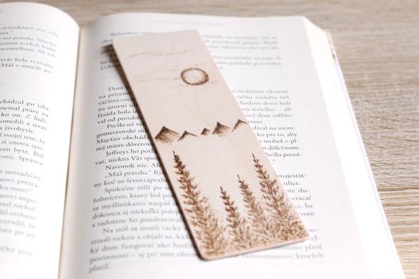 Drevená záložka - les