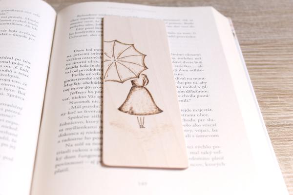 Drevená záložka - v daždi