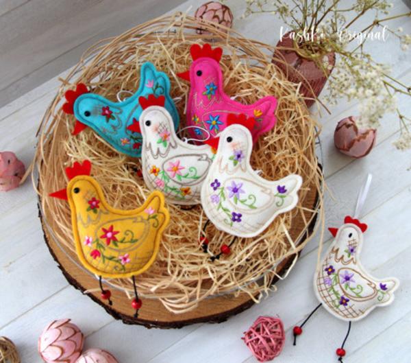 Závesná ozdoba - sliepka s výšivkou