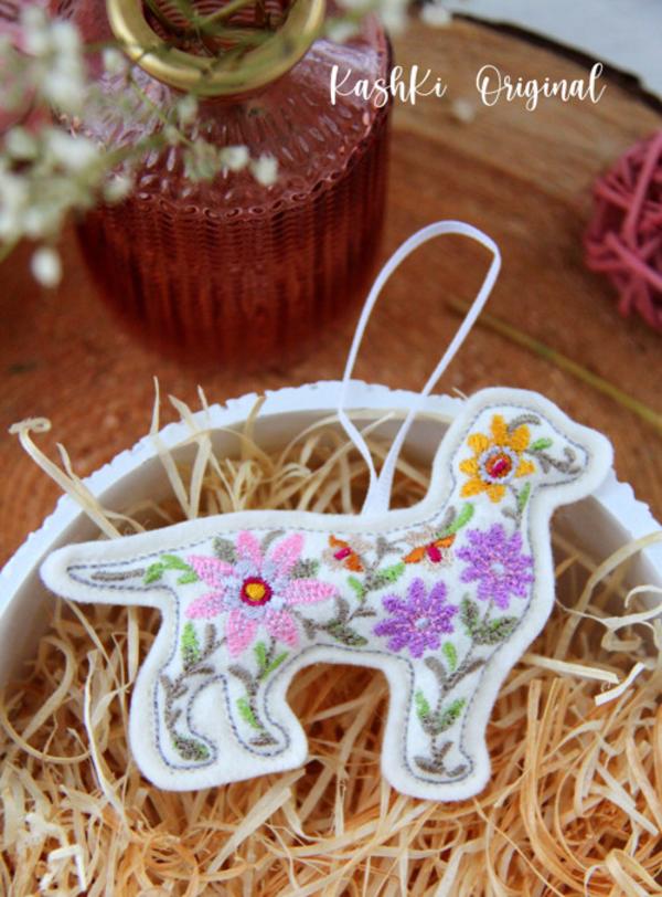 Závesná ozdoba - pes s farebnou výšivkou