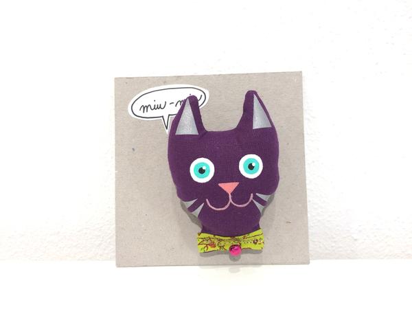 Reflexná brošňa - mačka fialová