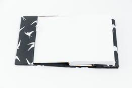 Obal na knihu otvárací - lastovičky na čiernej thumb