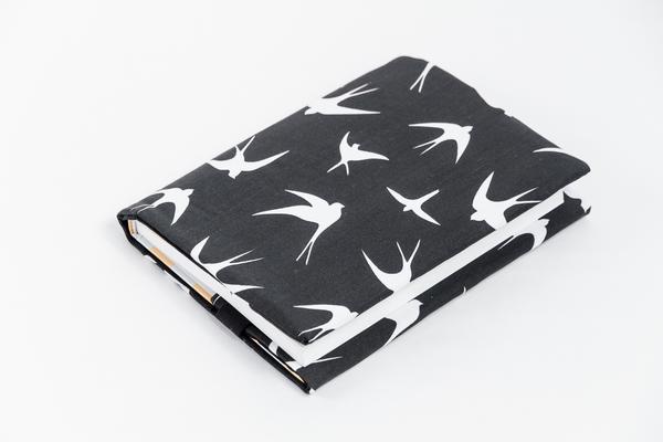 Obal na knihu otvárací - lastovičky na čiernej
