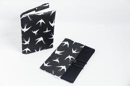 Obal na knihu otvárací - lastovičky na čiernej thumb