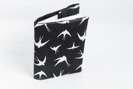 Obal na knihu otvárací - lastovičky na čiernej thumb
