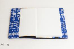 Obal na knihu otvárací - čičmany modré thumb