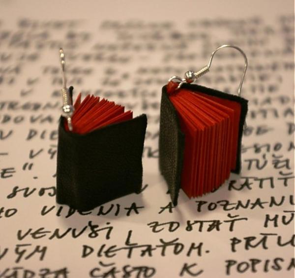 Náušnice knihy - čierno-červené
