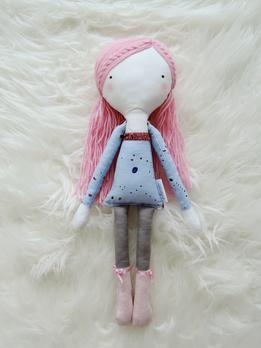 Autorská bábika s ružovými vlasmi a modrými šatami thumb