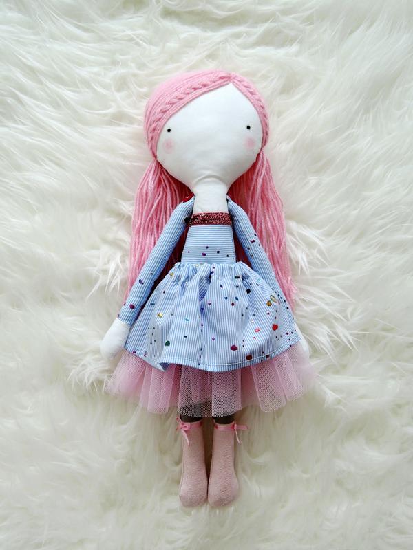 Autorská bábika s ružovými vlasmi a modrými šatami