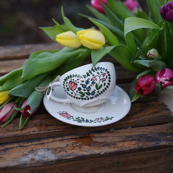 Šálka s podšálkou - jarné kvetinové srdce