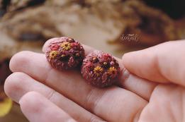Vyšívané náušnice -  burgundy záhradky (19 mm) thumb