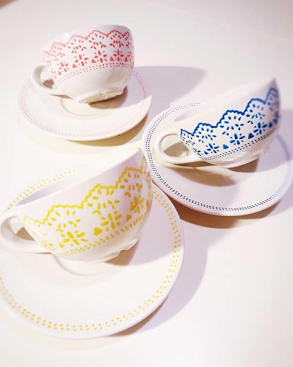 Šálka s podšálkou - ružová vyšívaná