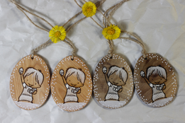 Závesná drevená ozdoba - vajíčko s chlapčekom thumb