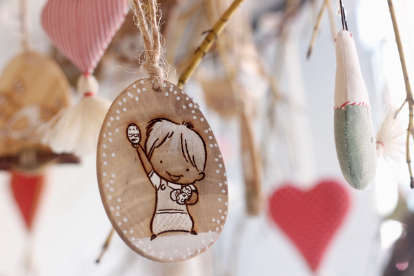 Závesná drevená ozdoba - vajíčko s chlapčekom