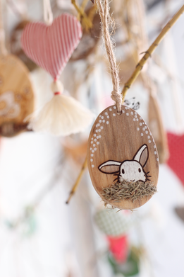 Závesná drevená ozdoba - vajíčko so zajkom v trávičke thumb