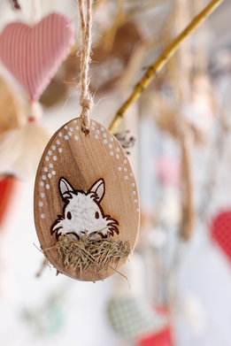 Závesná drevená ozdoba - vajíčko so zajkom v trávičke thumb