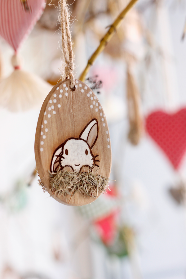 Závesná drevená ozdoba - vajíčko so zajkom v trávičke
