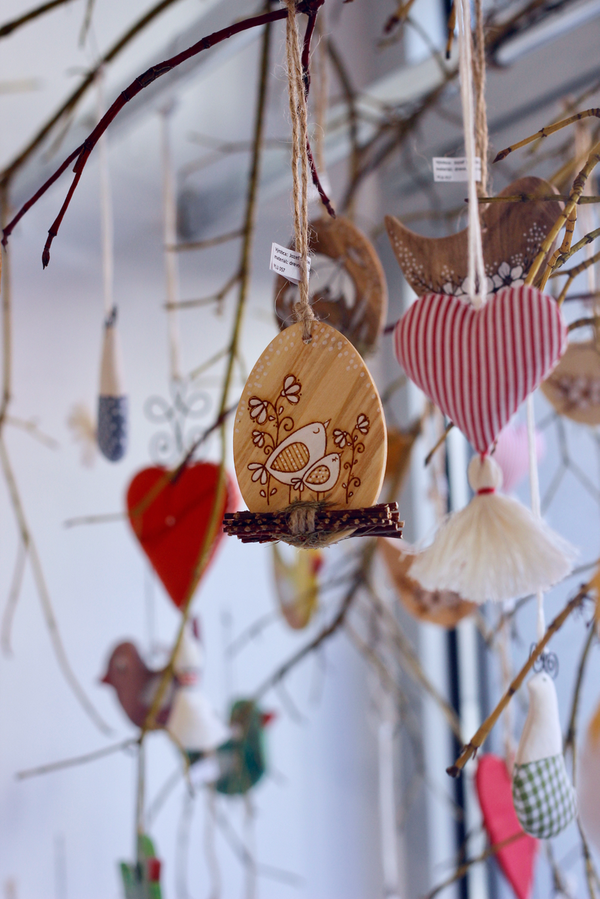 Závesná drevená ozdoba - vajíčko s vtáčikmi