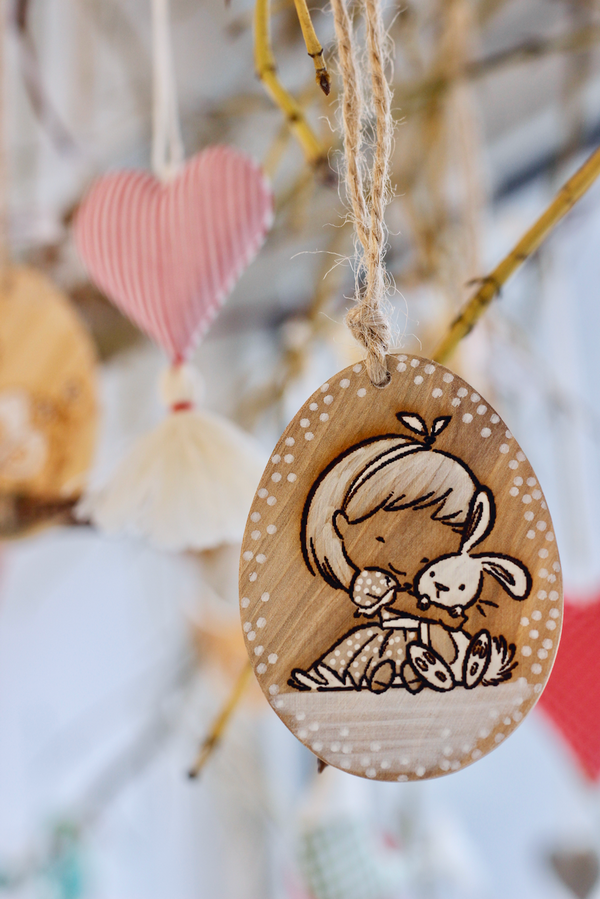 Závesná drevená ozdoba - vajíčko s dievčatkom so zajkom