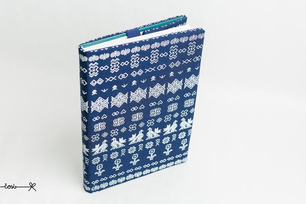 Obal na knihu otvárací - Čičmany tmavomodý väčší