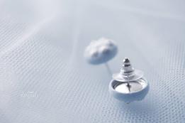 Vyšívané náušnice - sedmokrásky na bledomodrom (19 mm) thumb