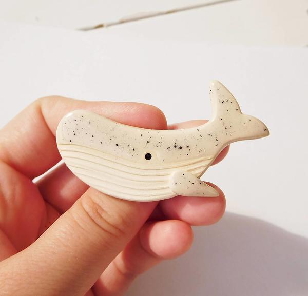 Keramická brošňa - veľryba bodkovaná