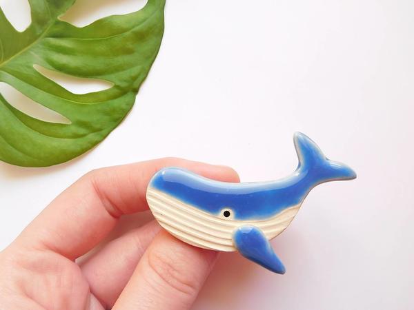 Keramická brošňa - veľryba modrá
