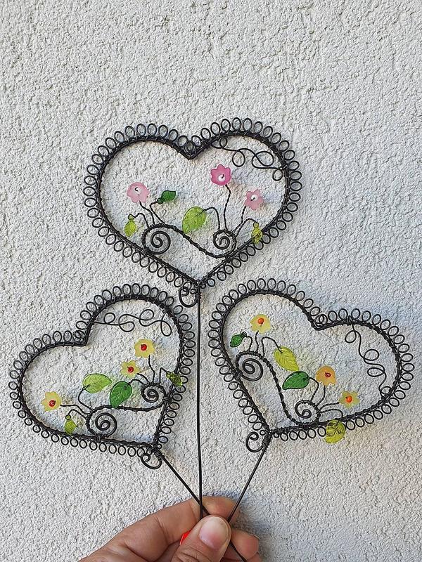 Čierny zápich do kvetináča - srdiečko s kvetmi