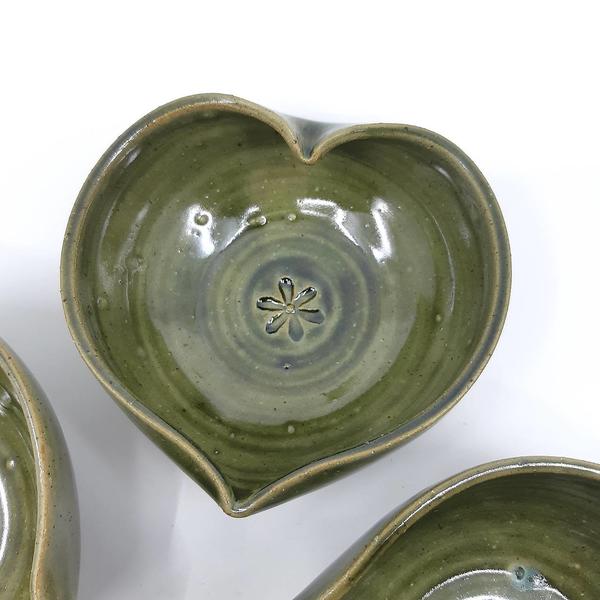 Miska srdce fľaškovozelená