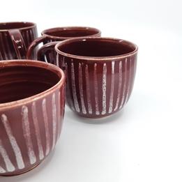 Hrnček s červenými pásikmi thumb