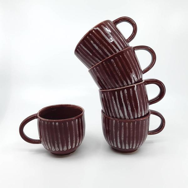 Hrnček s červenými pásikmi