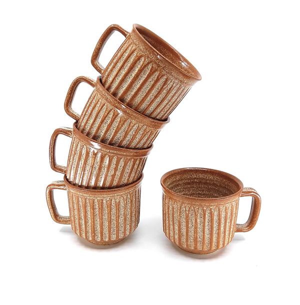 Hnedý hrnček s reliéfom