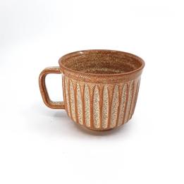 Hnedý hrnček s reliéfom thumb