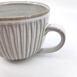 Väčší hrnček s vyrezávanými pásikmi thumb