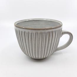 Väčší hrnček s vyrezávanými pásikmi thumb