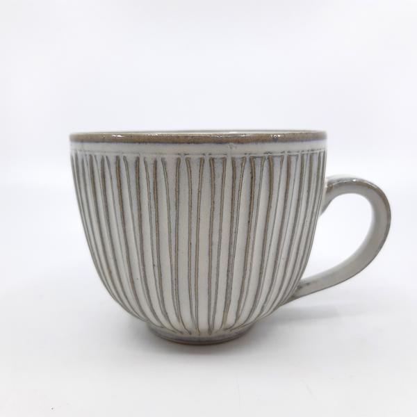 Väčší hrnček s vyrezávanými pásikmi