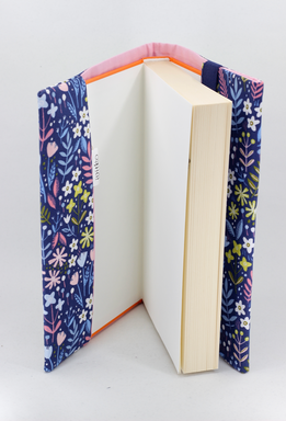 Obal na knihu otvárací - kvety na tmavomodrom thumb