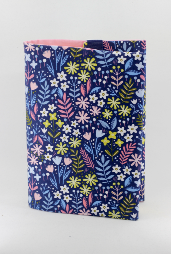 Obal na knihu otvárací - kvety na tmavomodrom