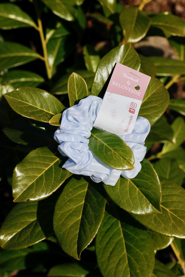 Scrunchie gumička - svetlomodrá s bielym pásikom