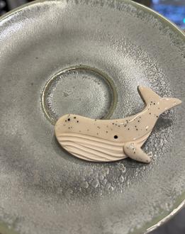 Keramická brošňa - veľryba bodkovaná thumb