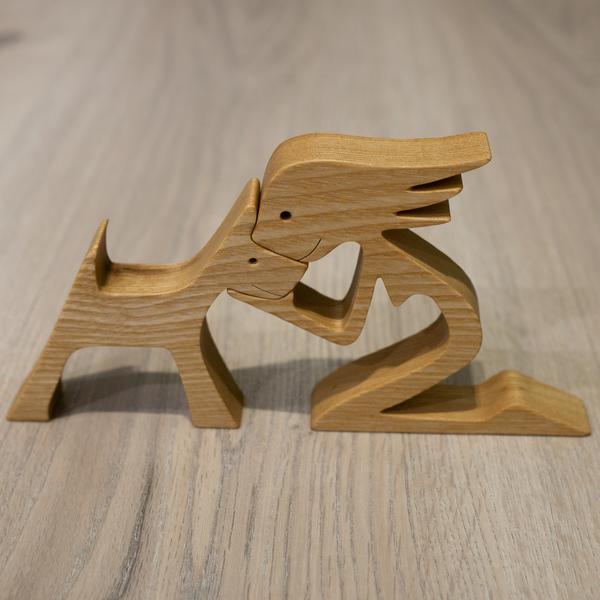 Drevená postavička - dievča so psíkom (jaseň)