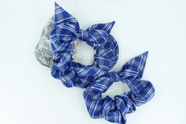 Modrá károvaná gumička scrunchie z recyklovaných kravát s mašľou thumb