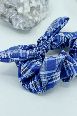 Modrá károvaná gumička scrunchie z recyklovaných kravát s mašľou
